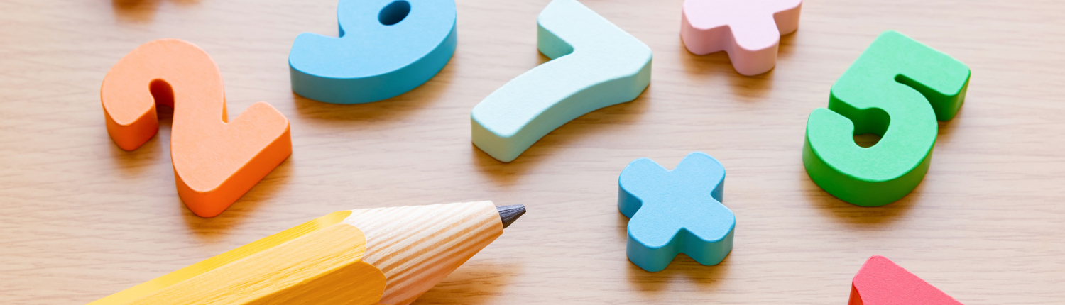 Foto mit bunten Zahlen und Bleistift für Buchhaltung - Office Management Alexa - Virtuelle Assistenz