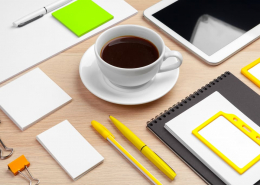 Kontaktseite von - Office Management Alexa - Virtuelle Assistenz - Weiße Kaffeetasse auf Schreibtisch mit Büro-Utensilien