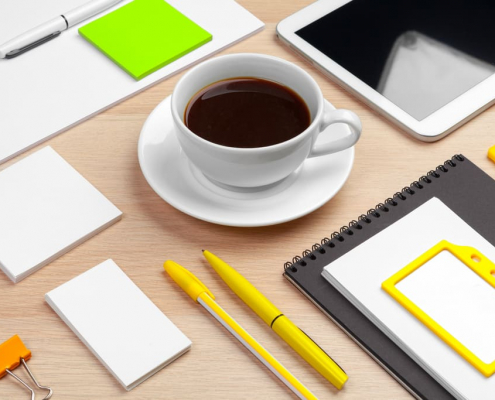 Kontaktseite von - Office Management Alexa - Virtuelle Assistenz - Weiße Kaffeetasse auf Schreibtisch mit Büro-Utensilien
