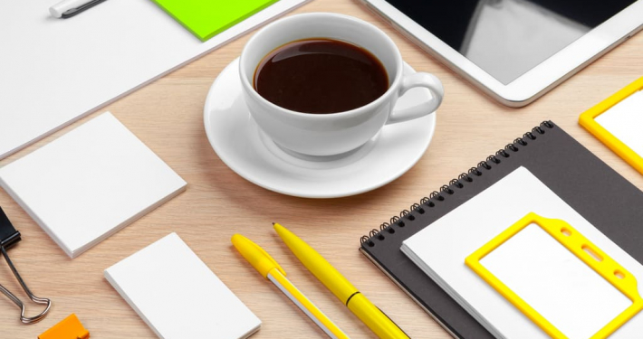 Kontaktseite von - Office Management Alexa - Virtuelle Assistenz - Weiße Kaffeetasse auf Schreibtisch mit Büro-Utensilien