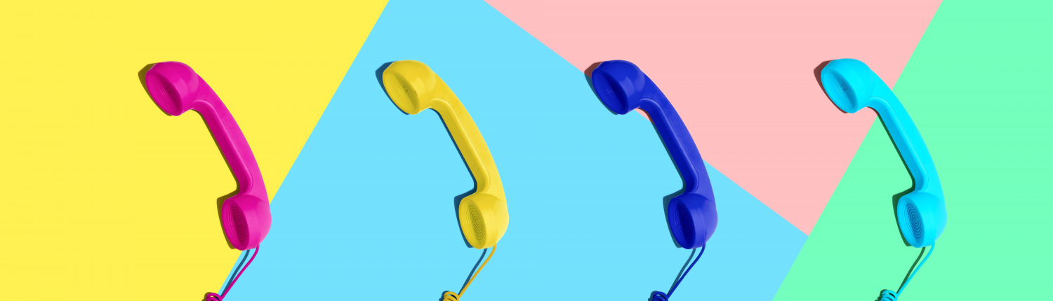 Bunte Telefonhörer auf pastellfarbenem Hintergrund - Foto für Telefonservice für